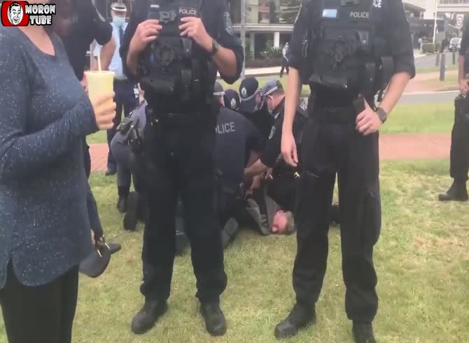 Video :He headbutts the policeman after getting arrested for drinking without a mask!